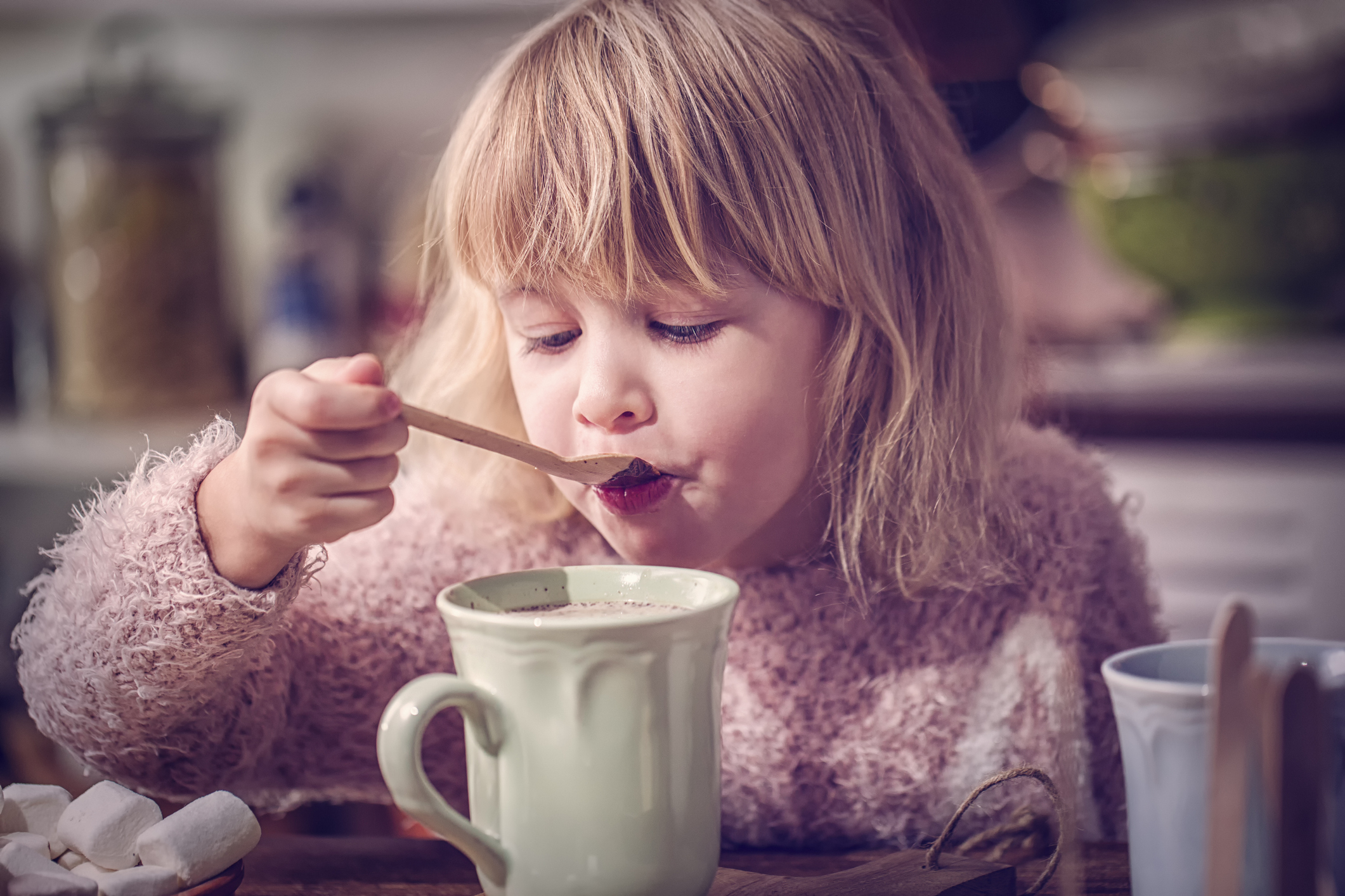 Кофе детям можно давать. Кофе для детей. Ребенок пьет какао. Ребенок пьет кофе. Ребенок пьет горячий шоколад.