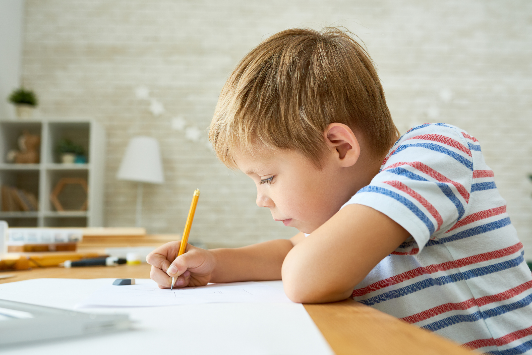 Ребенок писается днем. Писающий мальчик. Ребенок пишет. Ребенок за письменным столом. Мальчик за уроками.